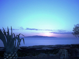 Ausblick auf das Meer und die Nachbarinsel bei romatischer Abenddämmerung