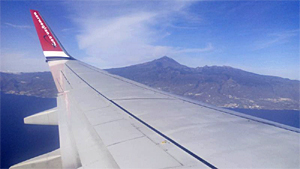 Anflug - Blick vom Flugzeug auf die Insel Teneriffa